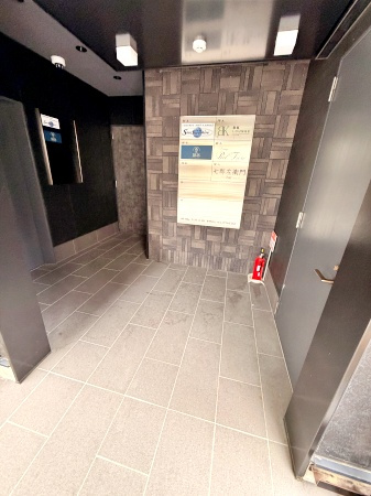 田町ビルのエントランス