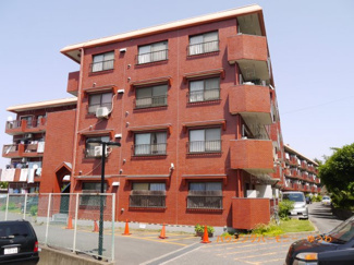 【外観】 | 日当り良好な高台に立する充実したリフォーム済みのマンションです。