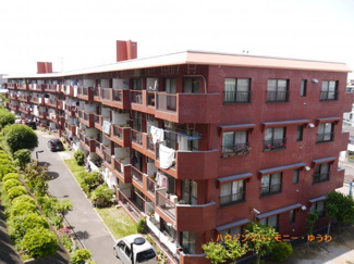 【外観】 | 開放感ある立地。RC造のしっかりした建物です。