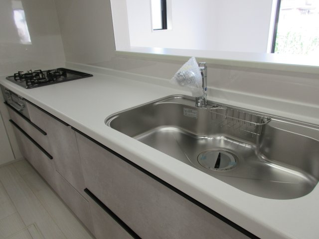 昭島市拝島町5丁目　新築戸建全9棟のキッチン|料理をしながらでもご家族との会話を楽しめる対面キッチン