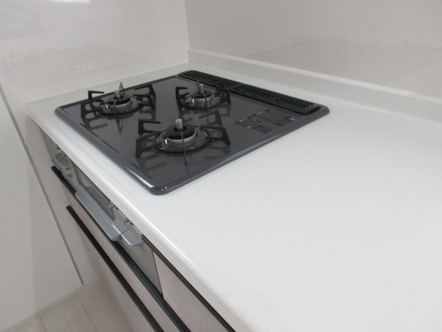 昭島市拝島町5丁目　新築戸建全9棟のキッチン|三口ガスコンロ