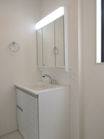 昭島市拝島町5丁目　新築戸建全9棟の独立洗面台|身だしなみを整えやすく、収納たっぷりの三面鏡付洗面化粧台☆