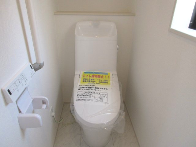 昭島市拝島町5丁目　新築戸建全9棟のトイレ|1階温水シャワートイレ