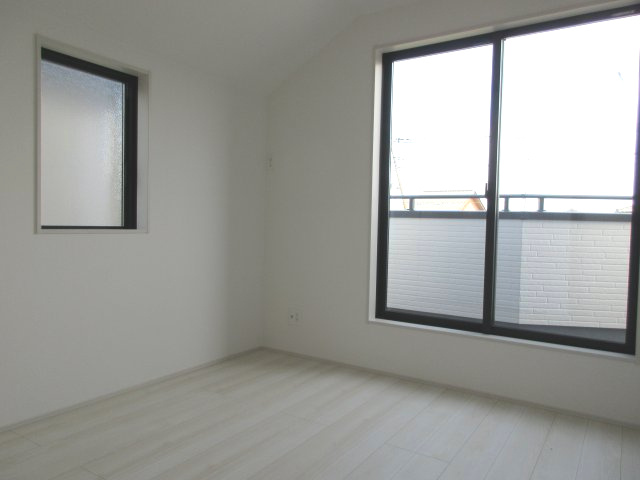 昭島市拝島町5丁目　新築戸建全9棟の洋室|7.25帖！バルコニーに面した明るいお部屋です♪