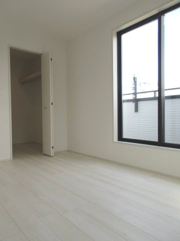 昭島市拝島町5丁目　新築戸建全9棟の洋室|7.25帖！季節物の衣類もスッキリ収納できるウォークインクロゼット付き☆