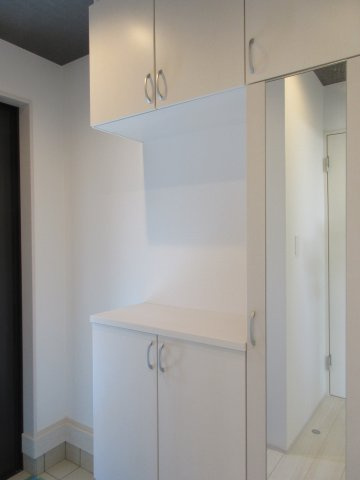 昭島市拝島町5丁目　新築戸建全9棟の玄関|お出かけ前の身だしなみチェックに便利な全身ミラー付き☆