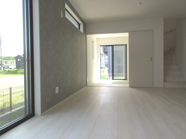 昭島市拝島町5丁目　新築戸建全9棟の居間・リビング|4.5帖の和室は引き込み戸に付きリビングと一体化して開放感があります。