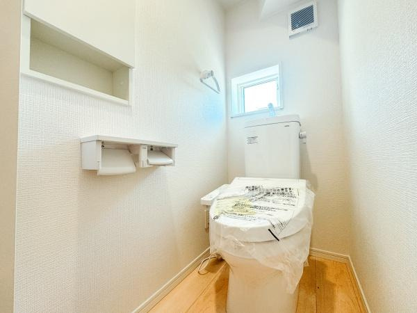 森第7-4号棟のトイレ|白を基調とした明るく清潔感のあるトイレです。