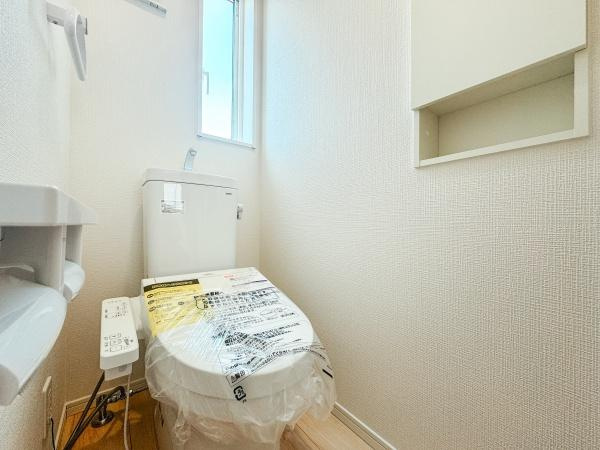 森第7-4号棟のトイレ|2階にもトイレがあり、便利です。明るくて清潔感のあるトイレ。