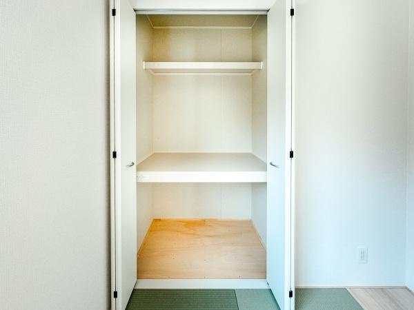 森第7-4号棟の収納|布団や季節物の収納に便利な棚付き収納。上下段に分かれており、使いやすさに優れています。扉付きで見た目もすっきりと保て、和室をより快適に活用できます！