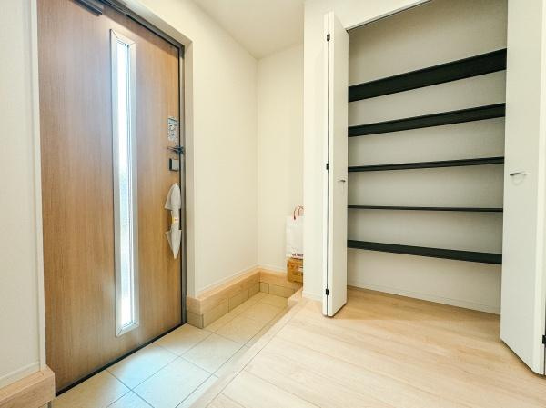 森第7-4号棟の玄関|シューズボックスがたくさんの靴をすっきりと収納し、家族全員の靴がきちんと整理されます。