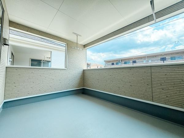 森第7-4号棟のバルコニー|バルコニーは、日当たりが良好で、たっぷりと太陽の光を感じながら過ごすことができます。リラックスした時間を過ごすのにぴったりの場所です！スロップシンクもございます！！