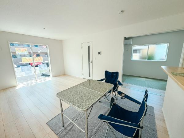 森第7-4号棟の居間・リビング|広い窓からたっぷりの自然光が入り、一日中気持ちのいい日差しを感じられます♪家族や友人と集まる理想的な場所で、暖かな時間を共有し、心に残る思い出を作ることができます♪ ※価格に家具は含まれておりません。