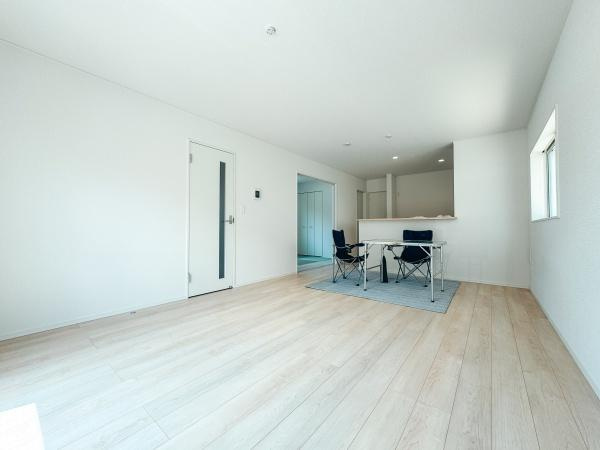 森第7-4号棟の居間・リビング|家族が集まり、自然と笑顔があふれる心和むリビング。