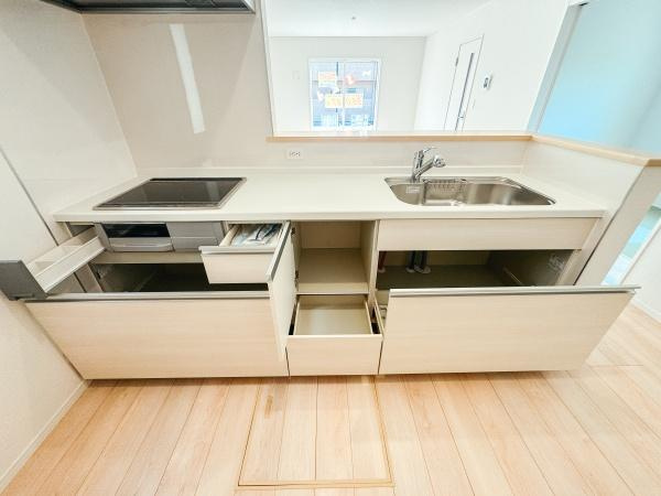 森第7-4号棟のキッチン|収納たっぷりのシステムキッチンは、調理道具や食器もすっきり片付きます。毎日の料理がもっと快適に楽しくなるキッチンです。