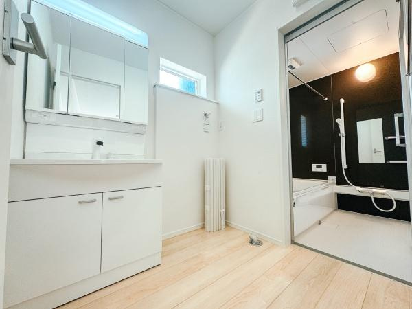 森第7-4号棟の独立洗面台|広い洗面室で効率的に収納スペースを作れます！自分のスタイルに合わせて収納を配置し、毎日の生活を快適にサポートします。