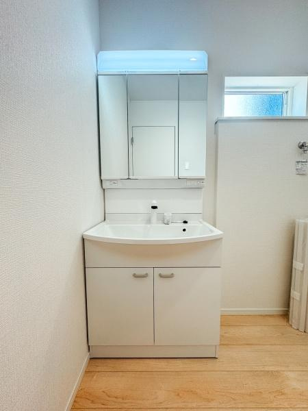 森第7-4号棟の独立洗面台|三面鏡は収納が多く洗面台周りをすっきり美しく保てます。朝の準備も効率的にできます！