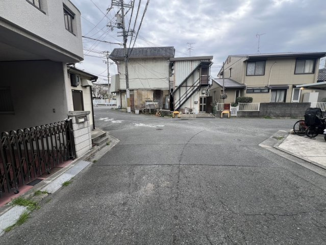 四條畷市北出町中古戸建　の前面道路含む現地写真|前面道路含む現地写真です