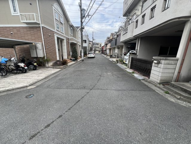 四條畷市北出町中古戸建　の前面道路含む現地写真|前面道路含む現地写真です