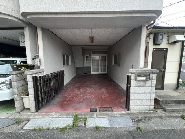 四條畷市北出町中古戸建　の駐車場|ゆったりとした玄関です