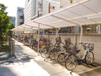 【その他共用部分】 | 敷地内に、屋根付き専用駐輪場があります。