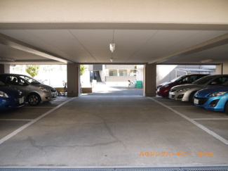 【その他共用部分】 | 広々としたビルトイン駐車場も完備。