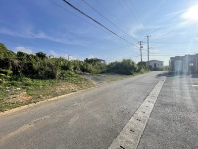 【前面道路含む現地写真】 | 恩納村真栄田（限定1区画・186坪） | ※北西側道路♪