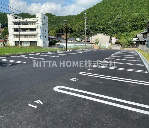 グランド　ハピネスの駐車場