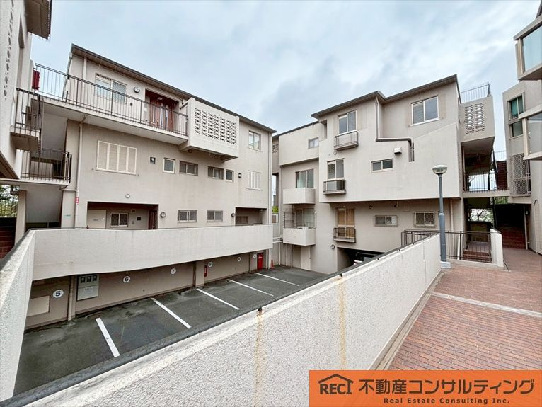 城山パークハイムの駐車場