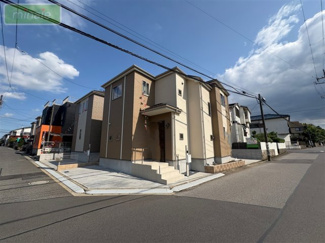 【前面道路含む現地写真】 | 販売現地
スタイリッシュな外観でゆったりした空間が魅力的です♪