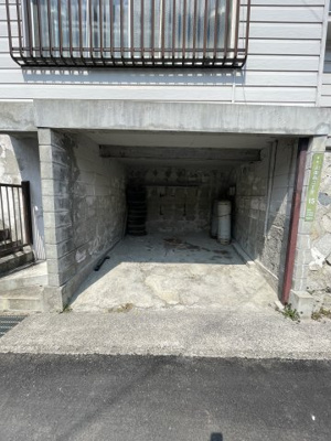 【駐車場】 | 上温品二丁目　戸建 | 駐車1台可（掘り込み）小型に限る