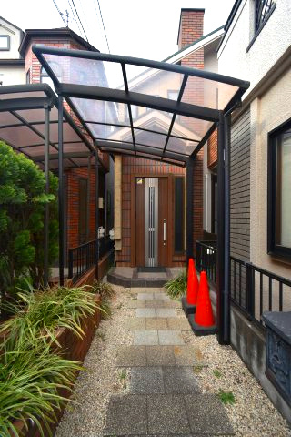 下井草1丁目・中古戸建の玄関|玄関前のアプローチにテラス屋根が付いており雨の日には重宝されます。