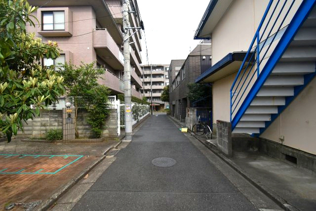 下井草1丁目・中古戸建の前面道路含む現地写真|中杉通りまですぐです。