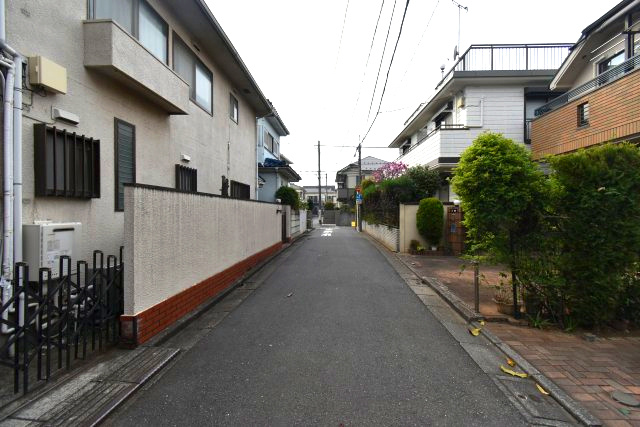 下井草1丁目・中古戸建の前面道路含む現地写真|南側公道約4.0ｍに面しており、お車の出し入れも楽々です♪