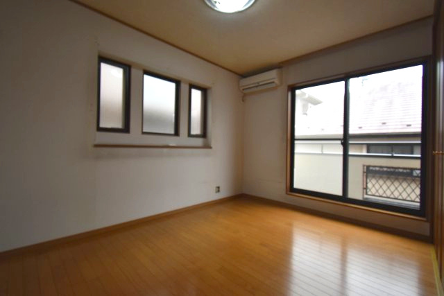 下井草1丁目・中古戸建の洋室|南東角部屋約6.0帖はバルコニーにも面しており、明るく、風通りも良いお部屋です。