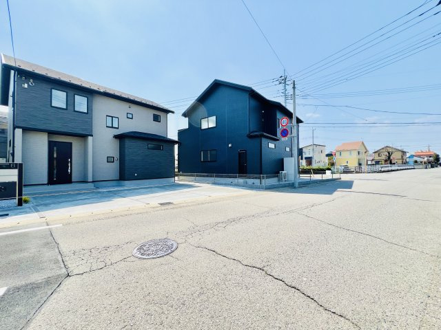 前橋市大友町の前面道路含む現地写真|前面道路8ｍで駐車が得意ではないという方におすすめです♪