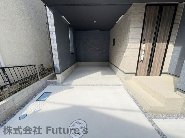 三郷市高州1丁目　新築戸建　全1棟の駐車場|大切なお車を雨から守れるビルトインガレージ