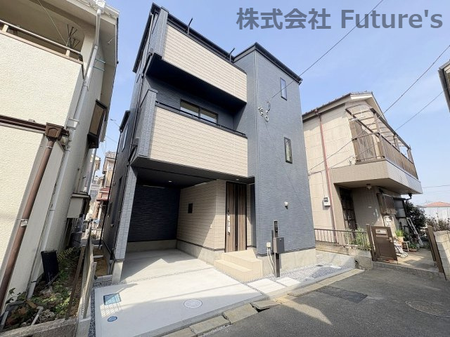 三郷市高州1丁目　新築戸建　全1棟の外観|閑静な住宅街に佇むビルトインガレージ付3階建ての邸宅です