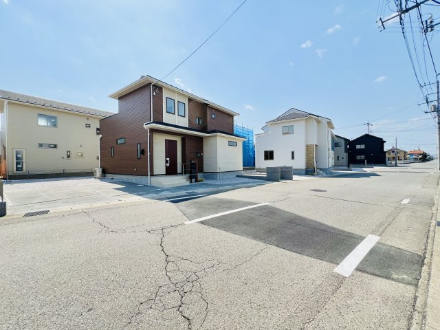 前橋市大友町の前面道路含む現地写真|前面道路8ｍで駐車が得意ではないという方におすすめです♪