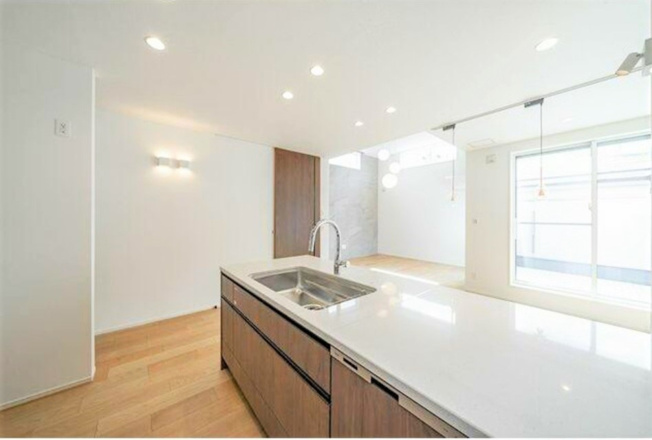 【キッチン】 | 【仲介手数料４８０万円が無料！】■自由が丘８分■リビング吹抜け■ルーフバルコニー | 【最大ポイントは「諸費用が４８０万円ＯＦＦ」です！！】
■リビングは豪快な吹抜け
■ルーフバルコニー
■セコムホームセキュリティ
■ハイグレード仕様
■住宅性能評価
■外壁通気工法
■長期優良認定