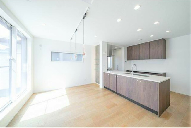 【キッチン】 | 【仲介手数料４８０万円が無料！】■自由が丘８分■リビング吹抜け■ルーフバルコニー | 【最大ポイントは「諸費用が４８０万円ＯＦＦ」です！！】
■リビングは豪快な吹抜け
■ルーフバルコニー
■セコムホームセキュリティ
■ハイグレード仕様
■住宅性能評価
■外壁通気工法
■長期優良認定