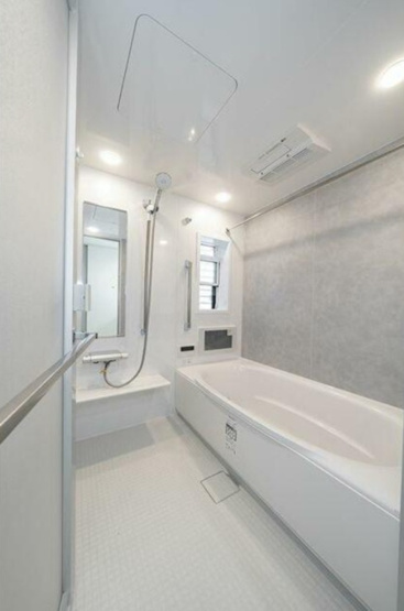 【浴室】 | 【仲介手数料４８０万円が無料！】■自由が丘８分■リビング吹抜け■ルーフバルコニー | 【最大ポイントは「諸費用が４８０万円ＯＦＦ」です！！】
■リビングは豪快な吹抜け
■ルーフバルコニー
■セコムホームセキュリティ
■ハイグレード仕様
■住宅性能評価
■外壁通気工法
■長期優良認定