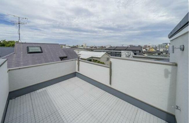 【バルコニー】 | 【仲介手数料４８０万円が無料！】■自由が丘８分■リビング吹抜け■ルーフバルコニー | 【最大ポイントは「諸費用が４８０万円ＯＦＦ」です！！】
■リビングは豪快な吹抜け
■ルーフバルコニー
■セコムホームセキュリティ
■ハイグレード仕様
■住宅性能評価
■外壁通気工法
■長期優良認定