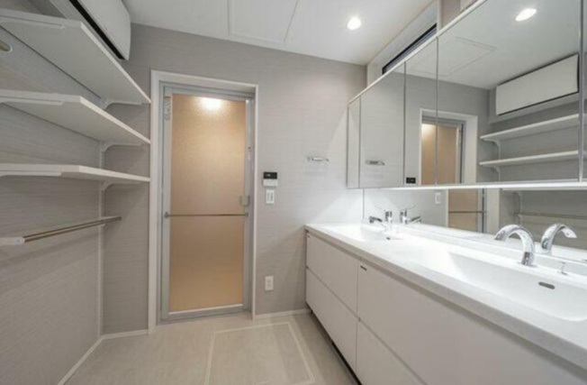 【独立洗面台】 | 【仲介手数料４８０万円が無料！】■自由が丘８分■リビング吹抜け■ルーフバルコニー | 【お得な諸費用サービスキャンペーン中！！】
■詳細は「物件概要」の「諸費用」欄をご覧下さい！
■リビングは豪快な吹抜け
■ルーフバルコニー
■セコム
■ハイグレード仕様