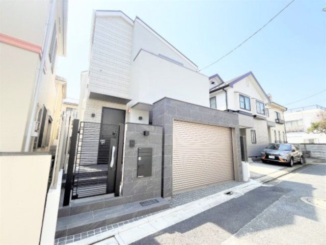 【外観】 | 【仲介手数料４８０万円が無料！】■自由が丘８分■リビング吹抜け■ルーフバルコニー | 【最大ポイントは「諸費用が４８０万円ＯＦＦ」です！！】
■リビングは豪快な吹抜け
■ルーフバルコニー
■セコムホームセキュリティ
■ハイグレード仕様
■住宅性能評価
■外壁通気工法
■長期優良認定