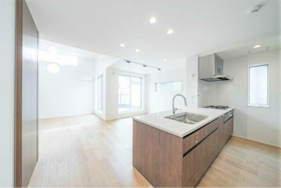 【キッチン】 | 【仲介手数料４８０万円が無料！】■自由が丘８分■リビング吹抜け■ルーフバルコニー | 【最大ポイントは「諸費用が４８０万円ＯＦＦ」です！！】
■リビングは豪快な吹抜け
■ルーフバルコニー
■セコムホームセキュリティ
■ハイグレード仕様
■住宅性能評価
■外壁通気工法
■長期優良認定