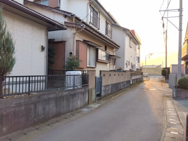 売土地　三島市大場の前面道路含む現地写真|閑静な住宅地に位置しているので静かで落ち着いた雰囲気です。車通りが少なく騒音も気にならない穏やかな環境です。