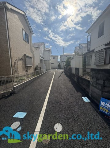 藤沢市高倉9期　新築戸建　全2棟2号棟の前面道路含む現地写真