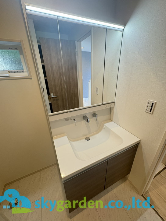 藤沢市高倉9期　新築戸建　全2棟2号棟の独立洗面台|独立洗面化粧台が付いています