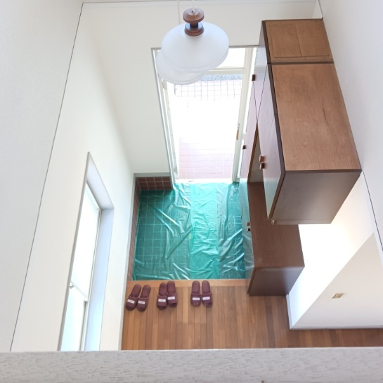 吹き抜けのある明るい玄関